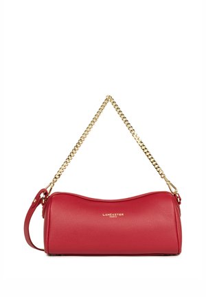 Sac à main cylindrique en cuir rouge avec bandoulière chaîne dorée et logo "Lancaster Paris" au centre avant.