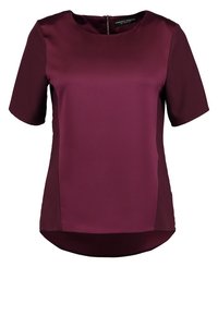Burgunderröd blus med korta ärmar, rundad halsringning, slät satinkvalitet, dragkedjestängning bak och böjd nederkant.
