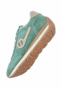 Baskets en suede vert avec des accents beiges, dotées d'une semelle en caoutchouc texturé et d'un système de laçage. Design de logo remarquable sur le côté.