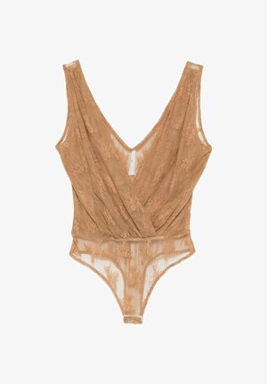 Body in pizzo beige con design senza maniche, scollo profondo a V, incrocio frontale e motivo floreale trasparente, disteso su uno sfondo bianco.