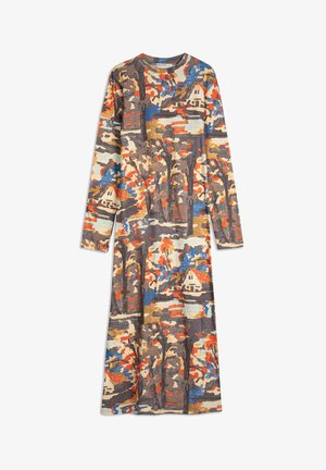 Robe midi à manches longues avec imprimé paysage abstrait d'automne, mettant en avant des arbres et des maisons dans des tons orange, bleu, marron et beige.