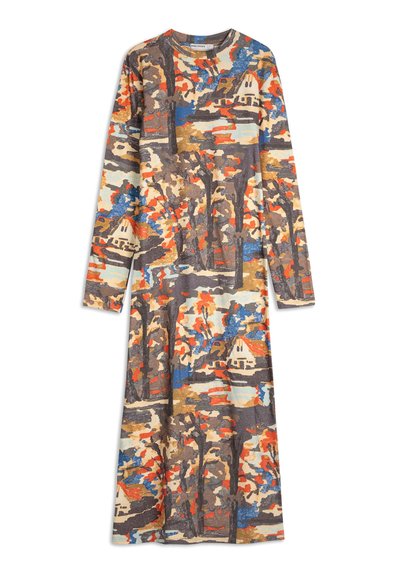 Sukienka midi z długim rękawem z abstrakcyjnym nadrukiem krajobrazu jesiennego, przedstawiająca drzewa i domy w odcieniach pomarańczowego, niebieskiego, brązowego i beżowego.
