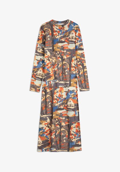 Sukienka midi z długim rękawem z abstrakcyjnym nadrukiem krajobrazu jesiennego, przedstawiająca drzewa i domy w odcieniach pomarańczowego, niebieskiego, brązowego i beżowego.