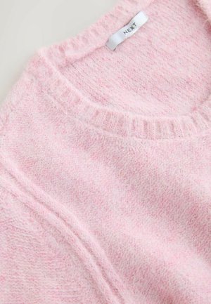 Maglione lavorato a maglia rosa chiaro con un collo a costine, texture morbida e un delicato motivo variegato, con un'etichetta cucita che recita "NEXT."