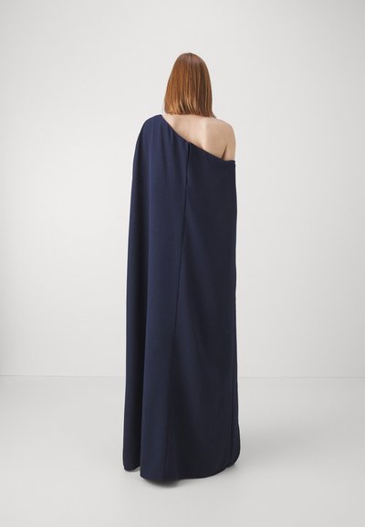 Abito asimmetrico blu navy scuro con design a spalla unica, realizzato in tessuto morbido, caratterizzato da una silhouette fluida e un lungo orlo drappeggiato.