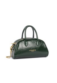 Borsa in pelle verde dalla forma arrotondata, con doppie maniglie superiori, accessori in oro e logo in rilievo sul davanti. Presenta una tracolla a catena removibile.