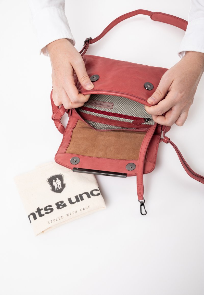 Aunts & Uncles MRS. BAO BUN - Schoudertas - astro dust