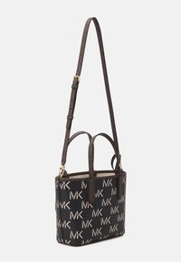 Borsa a tracolla nera e marrone con motivo ripetuto del logo "MK", due manici corti e una lunga tracolla regolabile con fibbia dorata.
