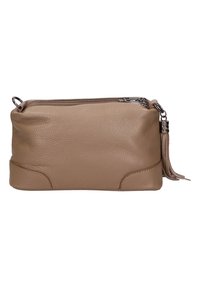 Clutch in pelle beige con superficie texture, chiusura a zip, nappina laterale e delicate curve. Forma rettangolare compatta.