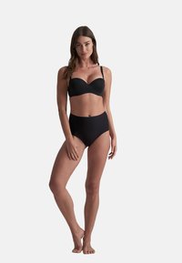 Czarny zestaw bikini z usztywnianym biustonoszem z regulowanymi ramiączkami oraz wysokim stanem, wykonany z gładkiego, elastycznego materiału.