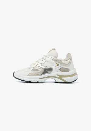 Witte sport sneakers met een ademend bovenwerk van gaas, metallic accenten en een dikke zool met een gestructureerde zwarte rubberen loopvlak.