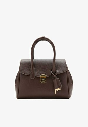 Bolso de mano de cuero marrón oscuro con acabado texturizado, asas dobles, cierre dorado y llave adjunta con funda de cuero.