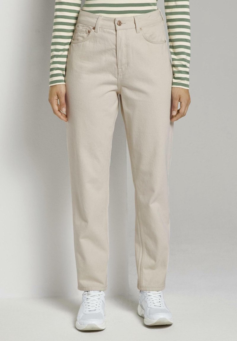 Pantalons taille haute beige clair en coton, avec un design classique à cinq poches, fermeture à bouton à l'avant et coupe droite.