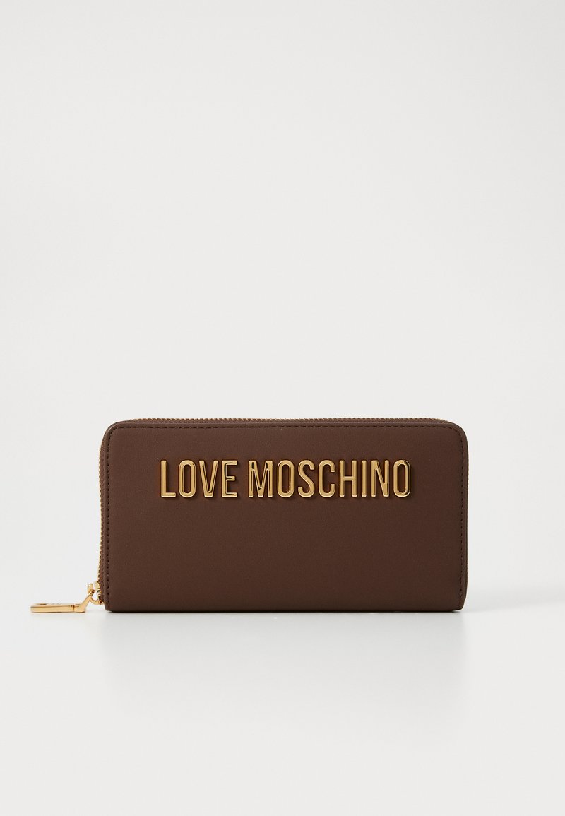 Carteira em imitação de pele castanha com letras em dourado "LOVE MOSCHINO", fecho em zip, forma retangular e textura lisa.