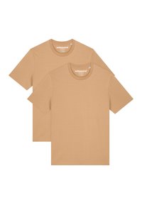 Twee crewneck t-shirts in een lichtbeige kleur. Gemaakt van zachte katoen, met korte mouwen en een normale pasvorm. Eenvoudig ontwerp zonder patronen.