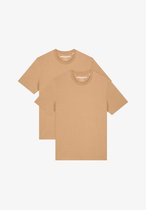 Deux t-shirts à col rond de couleur beige clair. Fabriqués en coton doux, avec des manches courtes et une coupe classique. Design simple sans motifs.