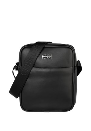 Zwarte rechthoekige crossbodytas met een gladde textuur, voorvak, metalen logo en verstelbare riem met het merk Cerruti erin gegraveerd.