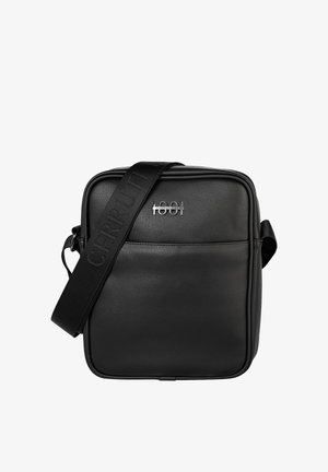 Bolso bandolera rectangular negro con textura suave, bolsillo delantero, logo metálico y correa ajustable con el nombre de la marca Cerruti en relieve.