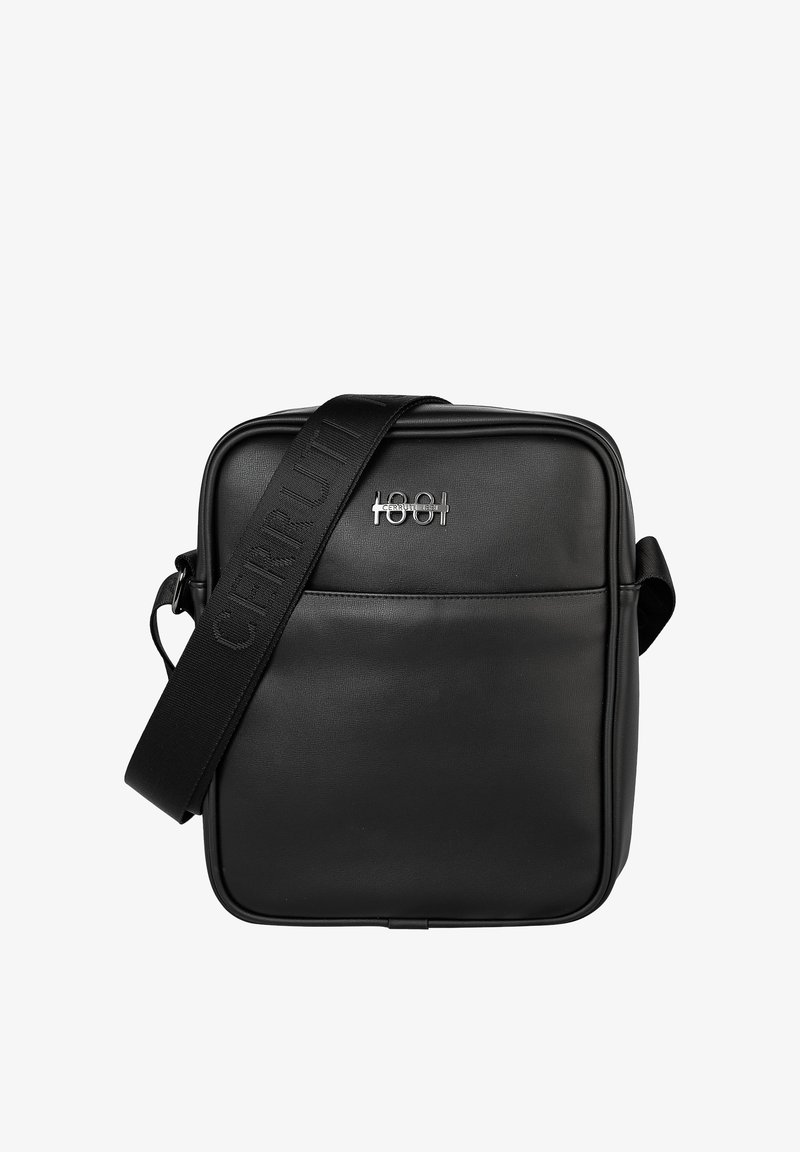 Bolso bandolera rectangular negro con textura suave, bolsillo delantero, logo metálico y correa ajustable con el nombre de la marca Cerruti en relieve.