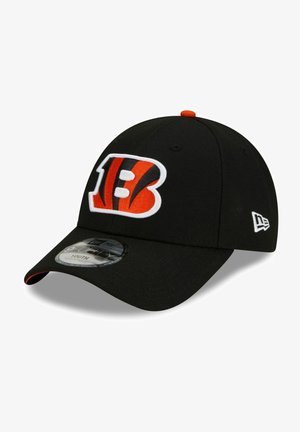 Czarna czapka baseballowa z materiału z haftowanym pomarańczowym i białym logo "B". Wygiębrany daszek z kontrastowym pomarańczowym przeszyciem.