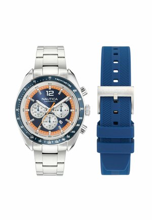 Montre chronographe Nautica pour homme avec cadran bleu et orange, bracelet en métal argenté, et bracelet supplémentaire en silicone bleu avec boucle argentée.