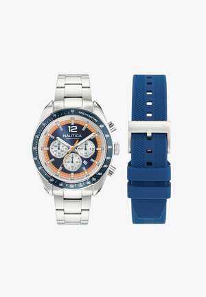 Herrenchronograph von Nautica mit blau-orangefarbenem Zifferblatt, silbernem Metallarmband und zusätzlichem blauem Silikonarmband mit silberner Schnalle.