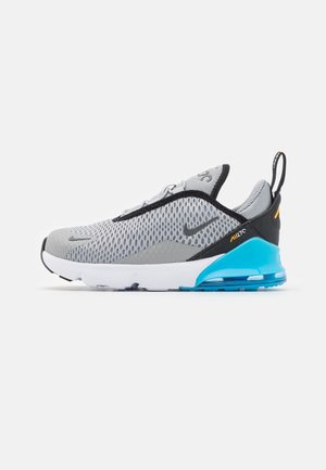 Szaro-czarny sneaker Nike Air Max 270 z oddychającą siateczką na cholewce i jasnoniebieską podeszwą z poduszką powietrzną, widok z boku na białym tle.