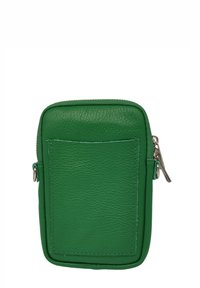 Pochette en cuir vert à surface texturée, fermeture éclair et poche arrière. Forme rectangulaire compacte avec peu de quincaillerie.