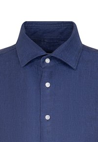 Camicia di lino blu navy con colletto classico, caratterizzata da cinque bottoni bianchi sul fronte. Texture liscia con un delicato motivo di tessitura.