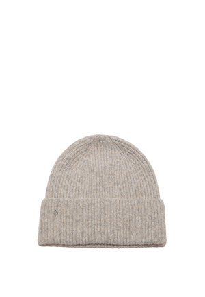 Beige gerippte Strickmütze mit umgeschlagenem Rand und einem kleinen runden Metallemblem an der linken Seite des Randes.