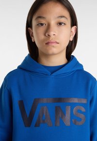 Felpa blu in cotone con tasca frontale a marsupio, caratterizzata da un grande logo nero "VANS" sul petto e cappuccio con lacci.
