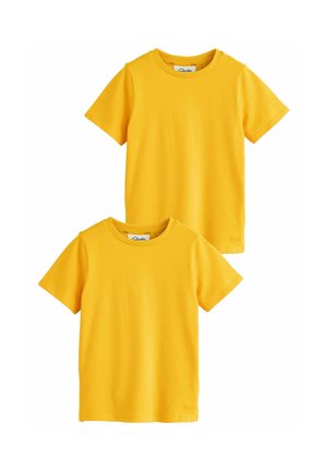To korte ærmeløse T-shirts i lys gul bomuld, med rund hals og et enkelt design med et lille mærke-logo nær kanten.