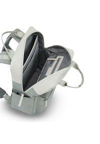 Mochila gris clara con un diseño estructurado, que cuenta con compartimentos interiores, un exterior suave y correas ajustables. Incluye cierre con cremallera.