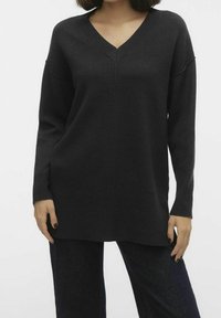 Maglione nero a maglia con scollo a V, maniche lunghe e vestibilità comoda. Presenta polsini e orlo ribattuti, realizzato in morbido materiale tessile.