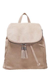 Sac à dos en simili cuir beige avec rabat avant, fermeture éclair avec des franges, et détail à cordon sur fond blanc.