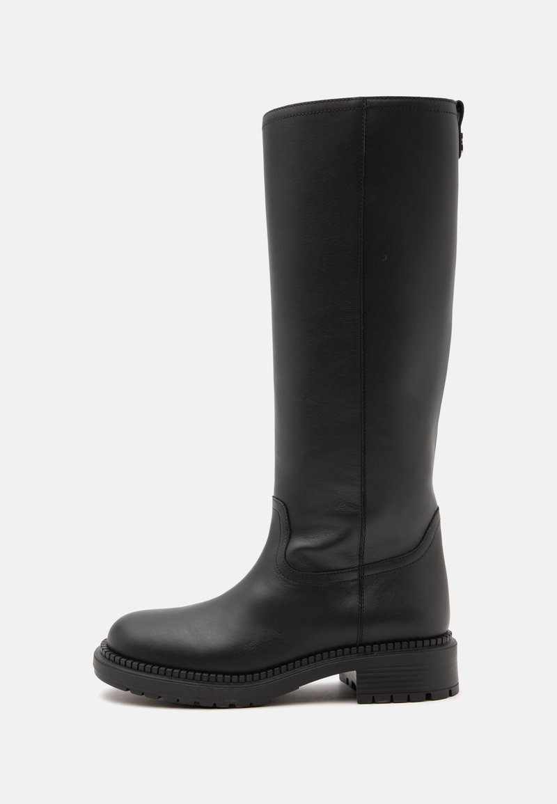 Botte haute en cuir noir avec bout arrondi, talon bas et épais, et semelle cousue, présentée de profil sur un fond uni.