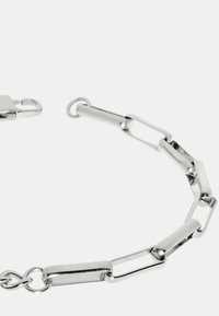 Bracciale in argento con maglie interconnesse di forma allungata e rettangolare, texture liscia e design con chiusura sicura.