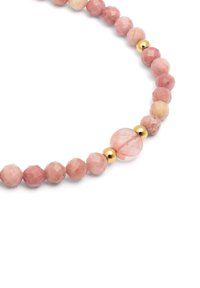 Helmihykkä, jossa on vaaleanpunaisia ja persikanvärisiä faasattuja kiviä, erotettuna pienillä kultaisilla korostepalloilla, sekä suuremmalla pyöreällä keskipisteellä.