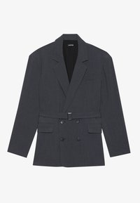 Blazer negru închis, cu două rânduri de nasturi și curea, cu rever mari, două buzunare frontale și textură netedă. Prezintă un model subtil pe material.