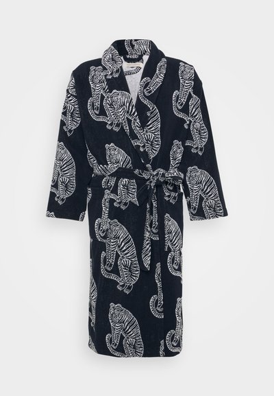 Tumed bathrobe, mis on valmistatud pehmest kangast ja millel on valge tiigri muster. Sellel on keerates disain, pikad varrukad ja sobiv sidevöö.