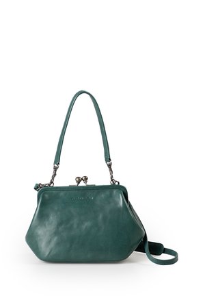 Borsa a mano in pelle verde con forma trapezoidale arrotondata, chiusura con fermaglio in metallo e due tracolle staccabili su sfondo bianco.