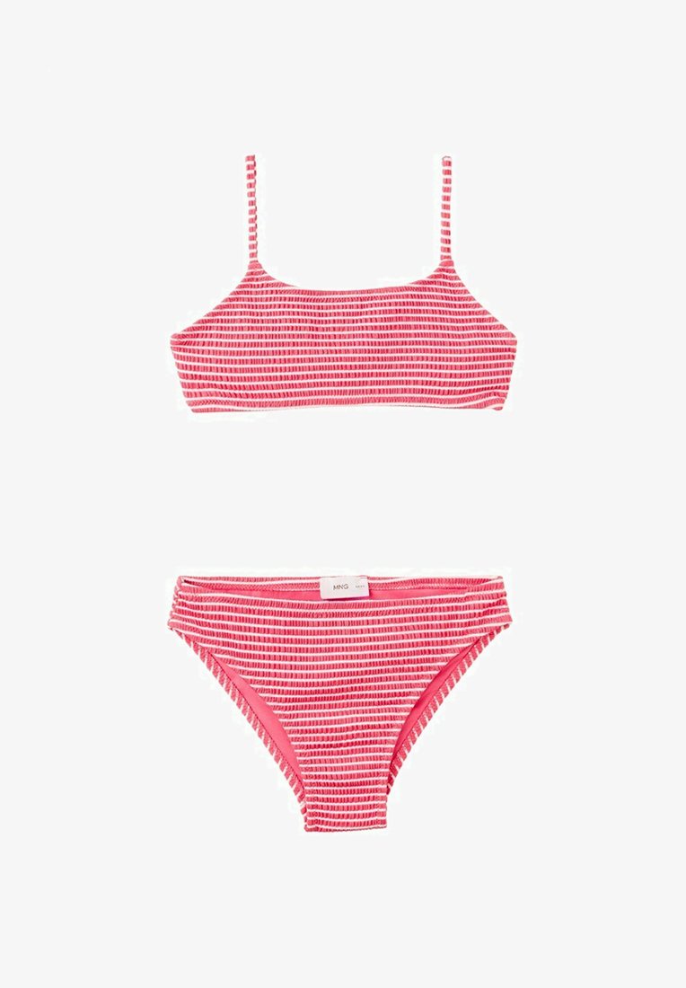 Bikini deux pièces rayé rose et blanc avec fines bretelles sur le haut et une culotte à coupe standard.