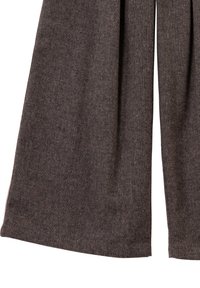 Brede bruine broek van tweed stof, vanaf halfkuit zichtbaar, met subtiele textuur en schone zoomranden.