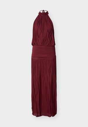 Vestido largo burdeos sin mangas con cuello halter, tela fruncida y cinturilla ajustada con drapeado.