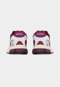 Paire de chaussures de sport blanches et violettes de la marque Borg vues de dos sur fond blanc.