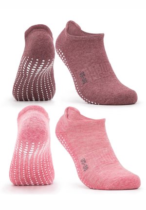 Zwei Paar flache, rutschfeste Socken in Weinrot und Pink, die die Unterseite mit weißen Gummipunkten und die Oberseite mit leichter Rippung zeigen.