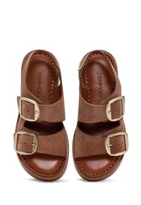 Sandales en cuir marron avec deux larges brides en daim et boucles dorées, orteils et talon ouverts, semelle intérieure rembourrée et couture le long des bords de la semelle.