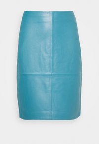 Een getailleerde, knielange rok van glad turquoise leer met gestikte panelen en een verborgen rits aan de achterkant.