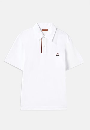 Polo shirt blanc en coton avec des manches courtes, un col et une fine bande rouge le long de la patte de boutonnage. Présente un petit logo sur la poitrine.