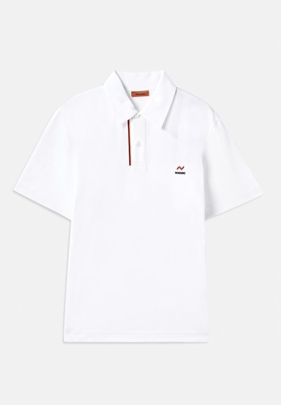 Polo branco feito de algodão, com mangas curtas, colarinho e uma faixa vermelha estreita ao longo da pala. Apresenta um pequeno logótipo no peito.
